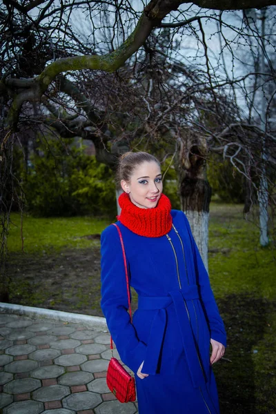 Jeune Fille Foulard Snood Tricoté Avec Sac Rouge Manteau Bleu — Photo