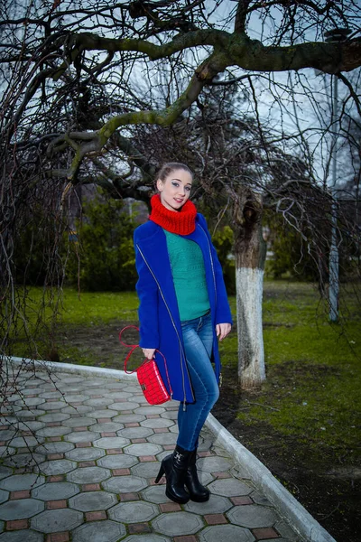 Jeune Fille Foulard Snood Tricoté Avec Sac Rouge Manteau Bleu — Photo