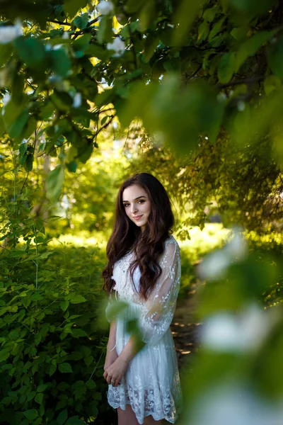 Menina Adolescente Bonita Vestido Branco Com Cabelo Escuro Longo Jardim — Fotografia de Stock