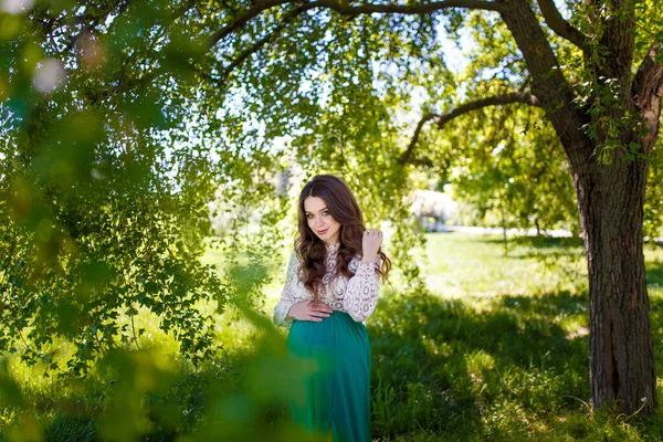 Schöne Schwangere Frau Inmitten Grüner Bäume Frühlingspark Beginn Eines Neuen — Stockfoto