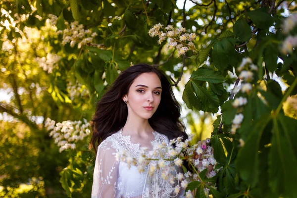 Menina Adolescente Bonita Vestido Branco Com Cabelo Escuro Longo Árvore — Fotografia de Stock