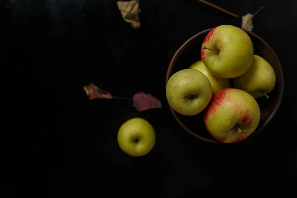 Gelbe Und Rote Äpfel Hölzernen Schalen Stehen Auf Schwarzem Holztischhintergrund — Stockfoto