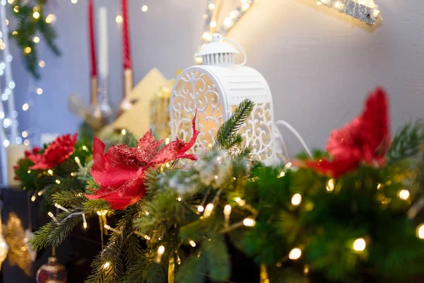メリークリスマス 輝く星 キャンドル 白い提灯 モミの枝 木製のおもちゃの心と暖炉やピアノの上に暖かいガーランドライトで幸せな新年の装飾 冬休みのコンセプト — ストック写真