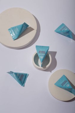 İzmail, Ukrayna. 17 Temmuz 2024. Etude House Fırın Tozu Crunch Pore Fırçası. Kore kozmetik paketleri beton tezgahta, beyaz arka planda. Uzayı kopyala Ürün sunumu, reklam afişi