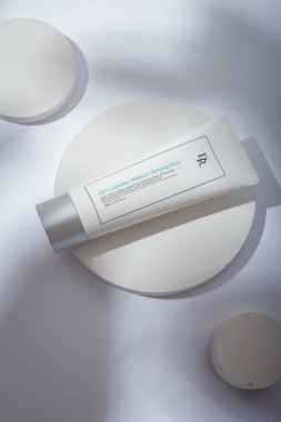 İzmail, Ukrayna. 17 Temmuz 2024. CU Doktor. Uyuyan Nem Çözümü. Kore kozmetik tüpü beyaz arka planda beton yuvarlak ayakta duruyor. Uzayı kopyala Ürün sunumu, reklam afişi.