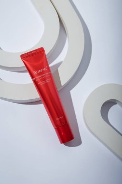 İzmail, Ukrayna. 17 Temmuz 2024. Beyaz arka planda Kore Kozmetik Kırmızı Tüpü. BUENO Peptid göz kremi, nem ve kırışıklık önleyici. Arka planda somut dekor.