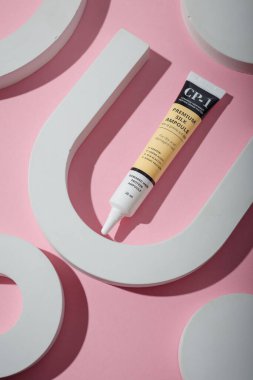 İzmail, Ukrayna. 17 Temmuz 2024. Pembe arka planda üç Kore kozmetik tüpü. CP-1 seramik tedavisi Protein saç onarım sistemi. Kuru ve hasarlı saçlar için kaliteli ipek ampul