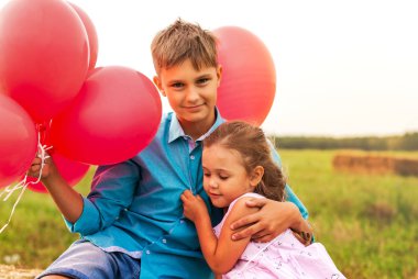 büyük kardeş hugs kardeş doğa yaz