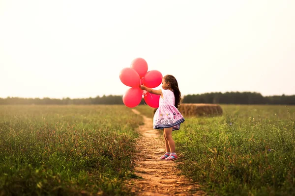 kız yaz aylarında doğa kırmızı balon ile çalışır