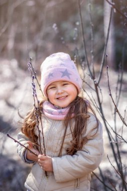 dal söğüt bahar ormandaki küçük kızla