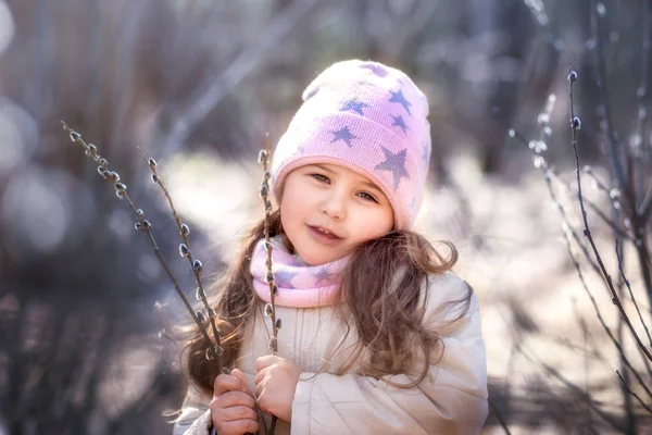 Маленькая Девочка Веточками Ивы Лесу Весной — стоковое фото