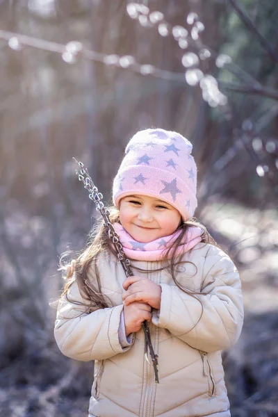 Liten Flicka Med Kvistar Salix Skogen Våren — Stockfoto