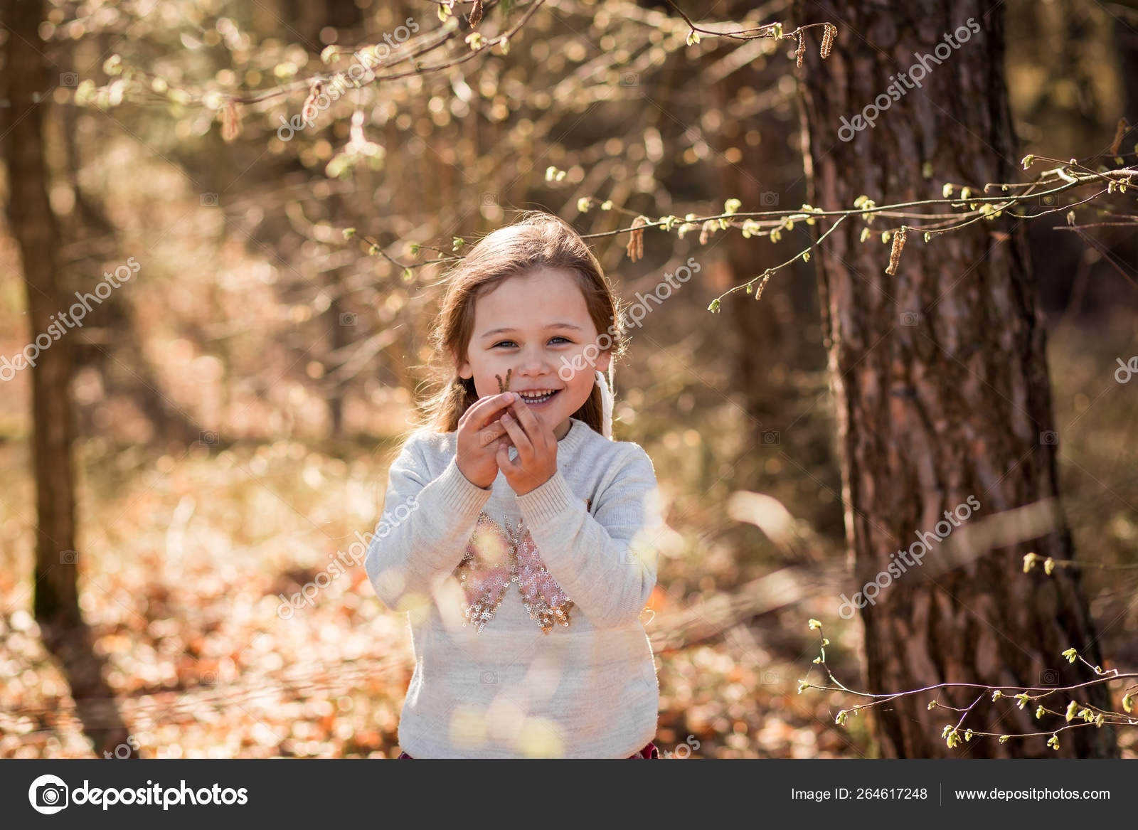 Милая Девчушка На Природе