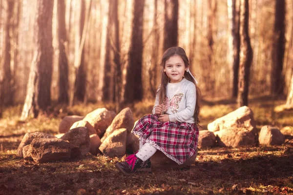 Маленька Дівчинка Довгим Волоссям Сидить Лісі — стокове фото