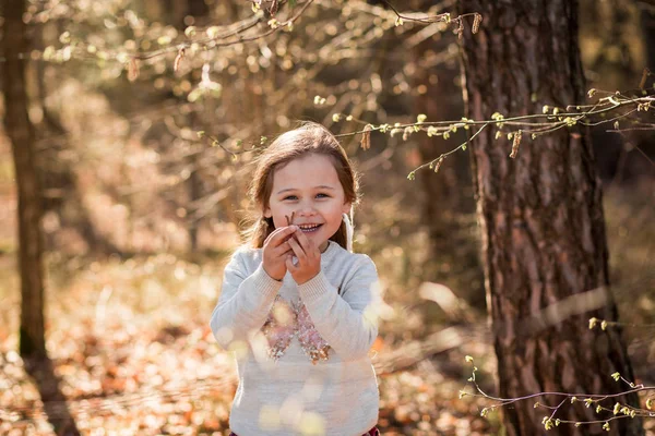 Liten Flicka Naturen Undersöker Växter — Stockfoto