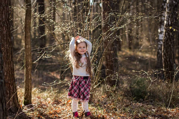 Маленькая Девочка Природе Веселиться Танцевать — стоковое фото