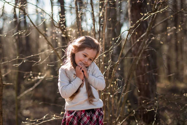 Портрет Красивої Маленької Дівчинки Довгим Волоссям Лісі Природі — стокове фото