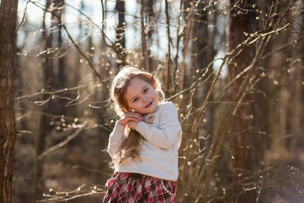 Portré Egy Gyönyörű Kislány Hosszú Haja Erdőben Természet — Stock Fotó