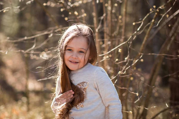 Porträtt Vacker Liten Flicka Med Långt Hår Skogen Naturen — Stockfoto