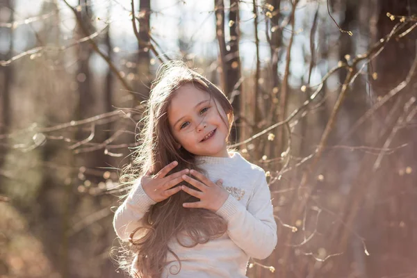 Porträtt Vacker Liten Flicka Med Långt Hår Skogen Naturen — Stockfoto