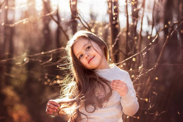 Портрет Красивой Маленькой Девочки Длинными Волосами Лесу Природе — стоковое фото
