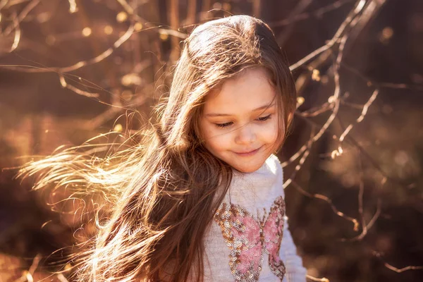 Porträtt Vacker Liten Flicka Med Långt Hår Skogen Naturen — Stockfoto