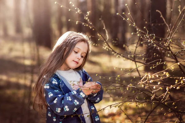 Klein Meisje Natuur Onderzoekt Planten — Stockfoto