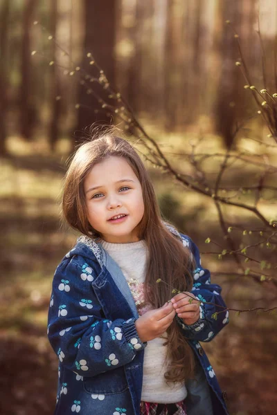 Porträtt Vacker Liten Flicka Med Långt Hår Skogen Naturen — Stockfoto