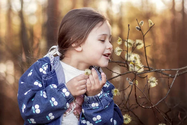 Маленька Дівчинка Природі Оглядає Рослини — стокове фото