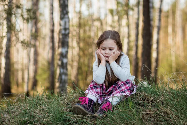 Маленькая Девочка Природе Грустит Скучает Лицензионные Стоковые Фото