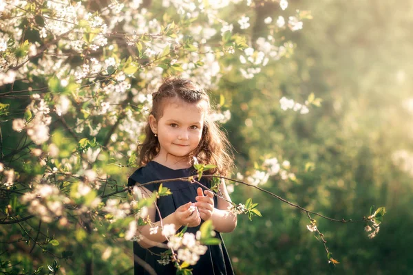 Petite Fille Dans Jardin Avec Des Arbres Fleurs — Photo