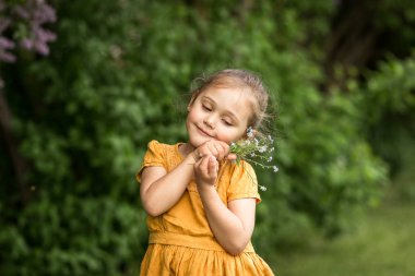  unut-me-nots bir buket ile güzel bir kız portresi