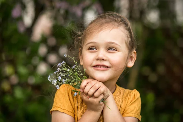 Retrato Uma Menina Bonita Com Buquê Esquecer Nots — Fotografia de Stock