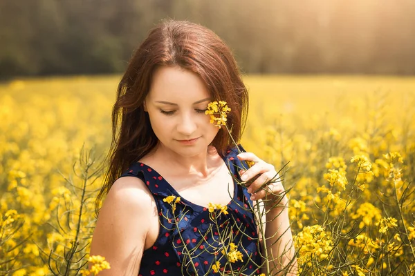 Young Woman Field Rapeseed Sunny Day — Stock Photo, Image