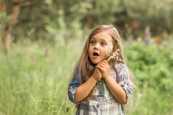 Дівчина Лілією Долини Природі — стокове фото