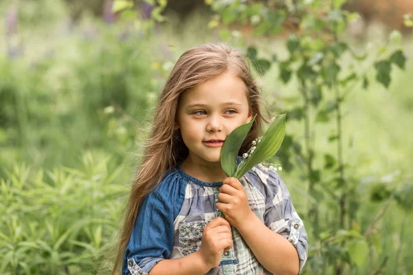 Menina Com Lírio Vale Natureza — Fotografia de Stock