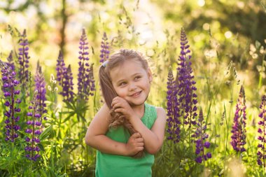 doğada kız ve lupine çiçek