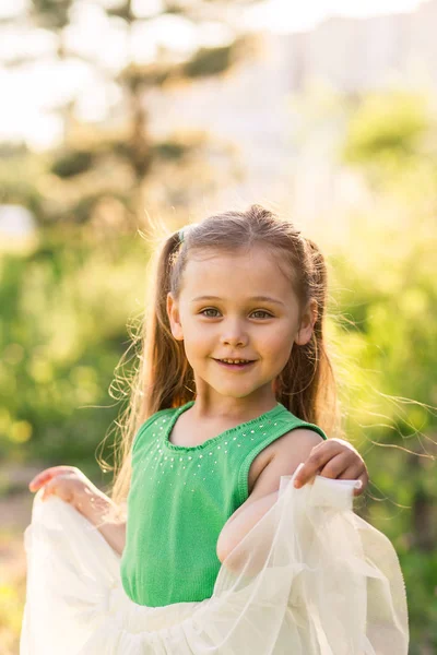 Liten Flicka Med Långt Hår Klänning Naturen Sommaren — Stockfoto