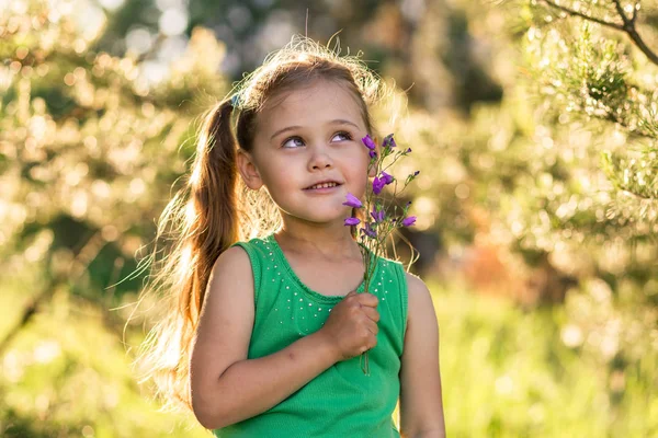 Liten Flicka Med Blommor Klockor Naturen Sommaren — Stockfoto