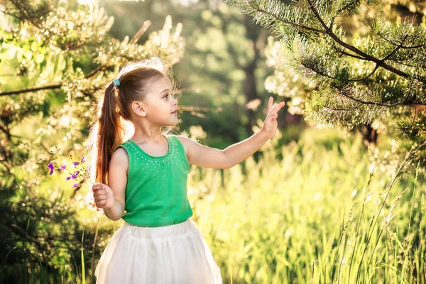 Маленька Дівчинка Довгим Волоссям Сукні Природі Влітку — стокове фото