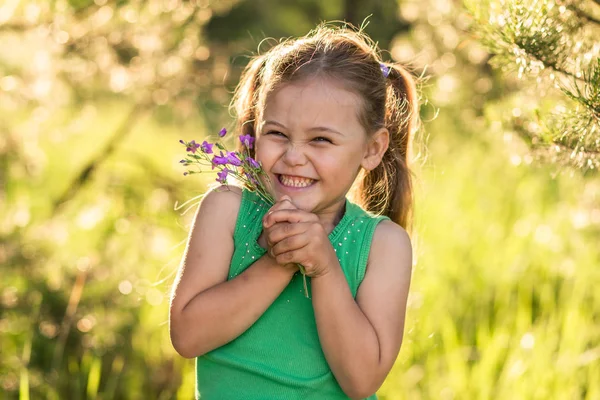 Liten Flicka Med Blommor Klockor Naturen Sommaren — Stockfoto