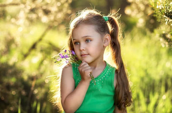 Nyáron Természet Harangja Kislány Virágokkal — Stock Fotó