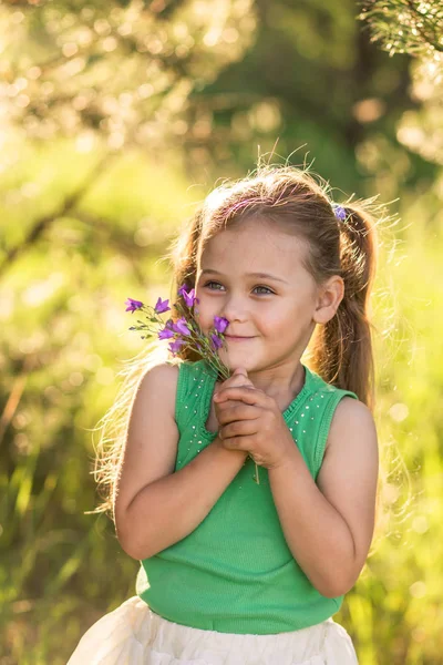 Liten Flicka Med Blommor Klockor Naturen Sommaren — Stockfoto