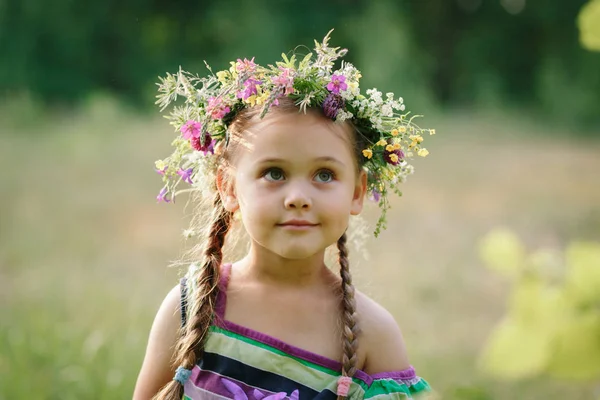 Niña Una Corona Flores Silvestres Verano — Foto de Stock