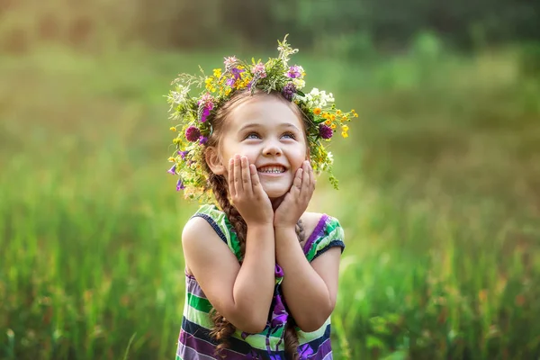 Маленька Дівчинка Вінок Диких Квітів Влітку — стокове фото