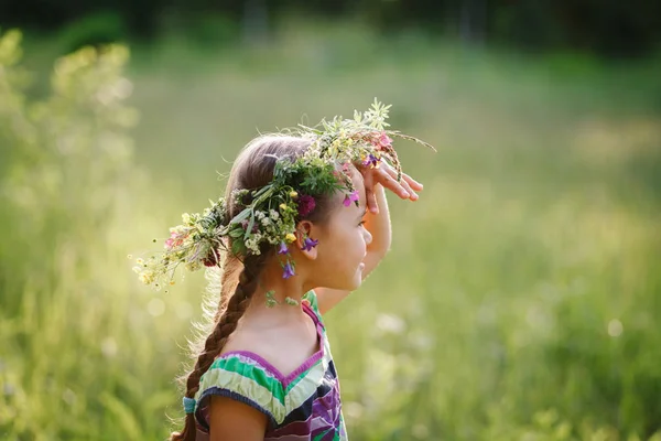 Kleines Mädchen Einem Kranz Aus Wildblumen Sommer — Stockfoto