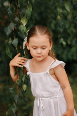 yaz aylarında doğa üzerinde beyaz bir elbise kız, duygular
