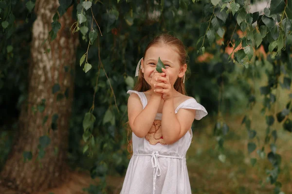 Fille Dans Une Robe Blanche Sur Nature Été Émotions — Photo