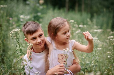 yaz çayırında kardeş ve erkek kardeş