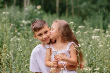 yaz çayırında kardeş ve erkek kardeş